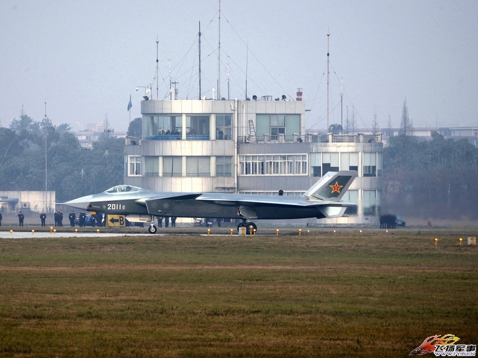 最新型2012号歼-20成功首飞!