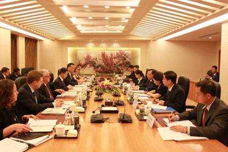 外交部部长助理刘建超会见英国内政国务大臣布罗肯赛尔