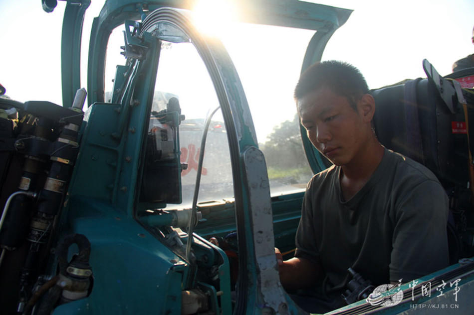 空军地勤顶烈日维护老式歼7