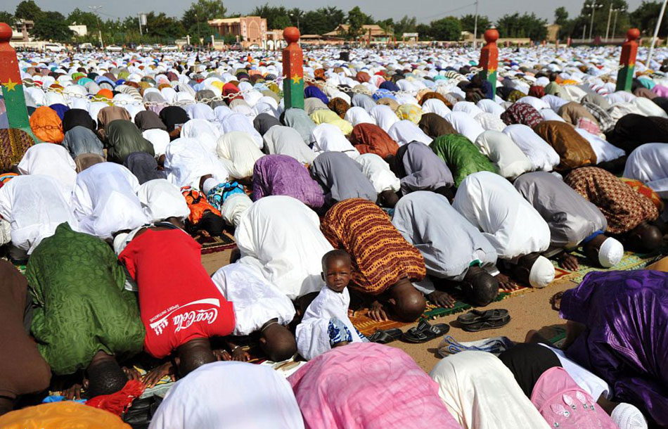 震撼!世界各地穆斯林做开斋节礼拜