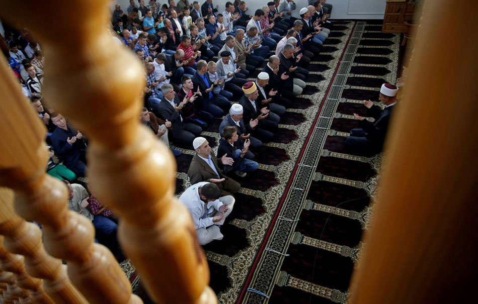 震撼世界各地穆斯林做开斋节礼拜