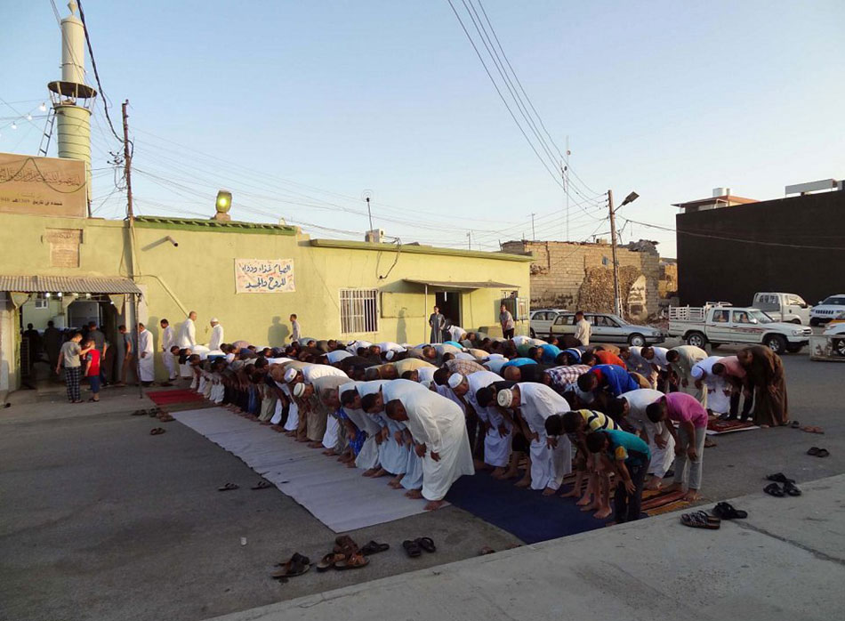 震撼世界各地穆斯林做开斋节礼拜