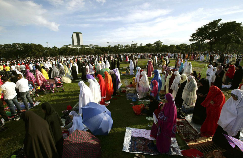 震撼!世界各地穆斯林做开斋节礼拜