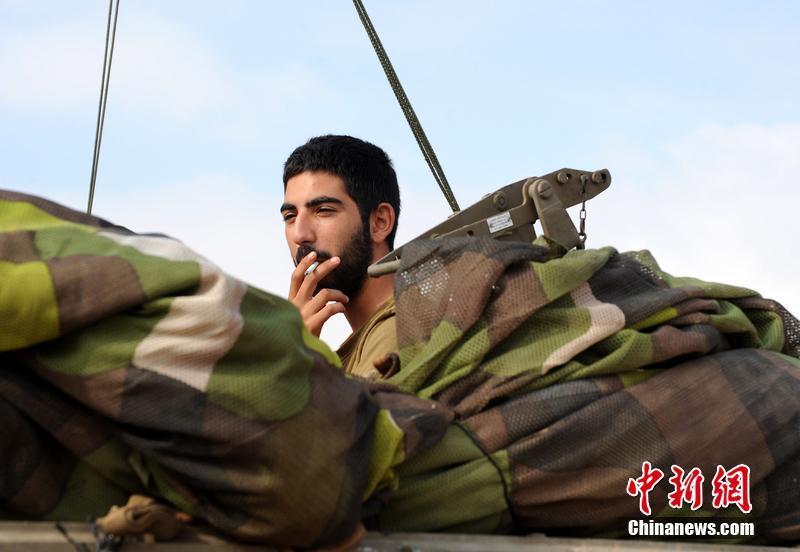 图为以色列士兵在吸烟.图片来源:东方ic