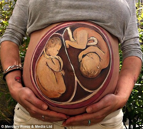 英艺术家孕妇肚皮上涂鸦纪念美好过程