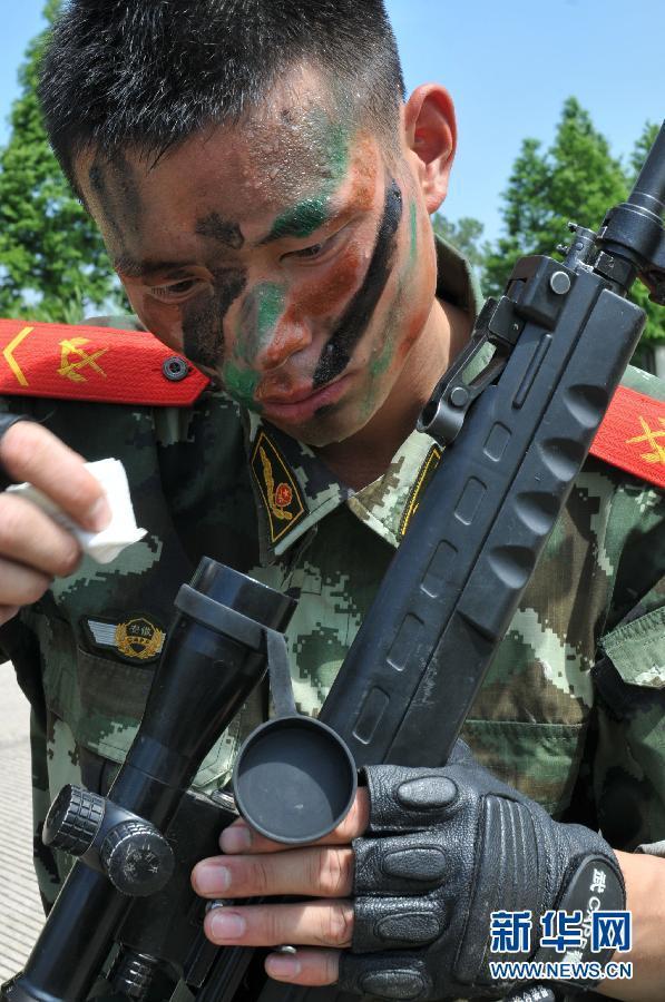 武警90后双狙人枪法百步穿杨