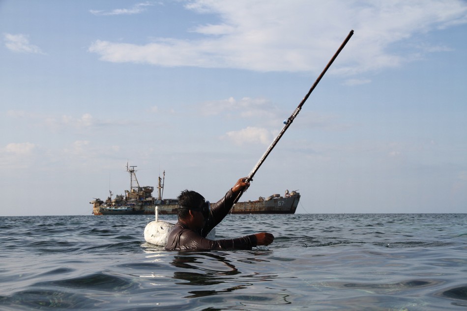 仁爱礁坐滩菲舰士兵靠捕鱼为生