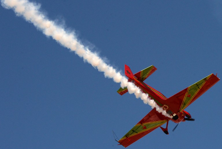 摩洛哥空军特技飞行队进行表演.
