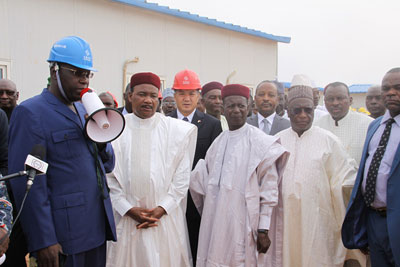 驻尼日尔大使石虎陪同伊素福总统视察古胡邦达重油电站工地