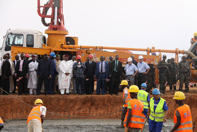 驻尼日尔大使石虎陪同伊素福总统视察古胡邦达重油电站工地