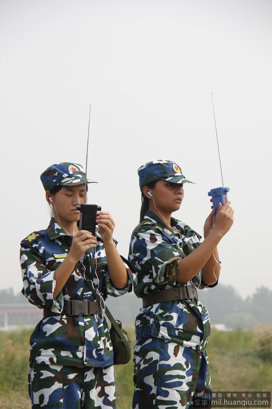 无线电测向训练上学员认真测听