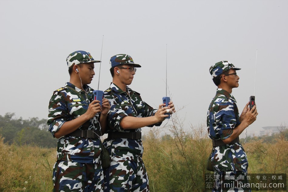 无线电测向训练上学员认真测听