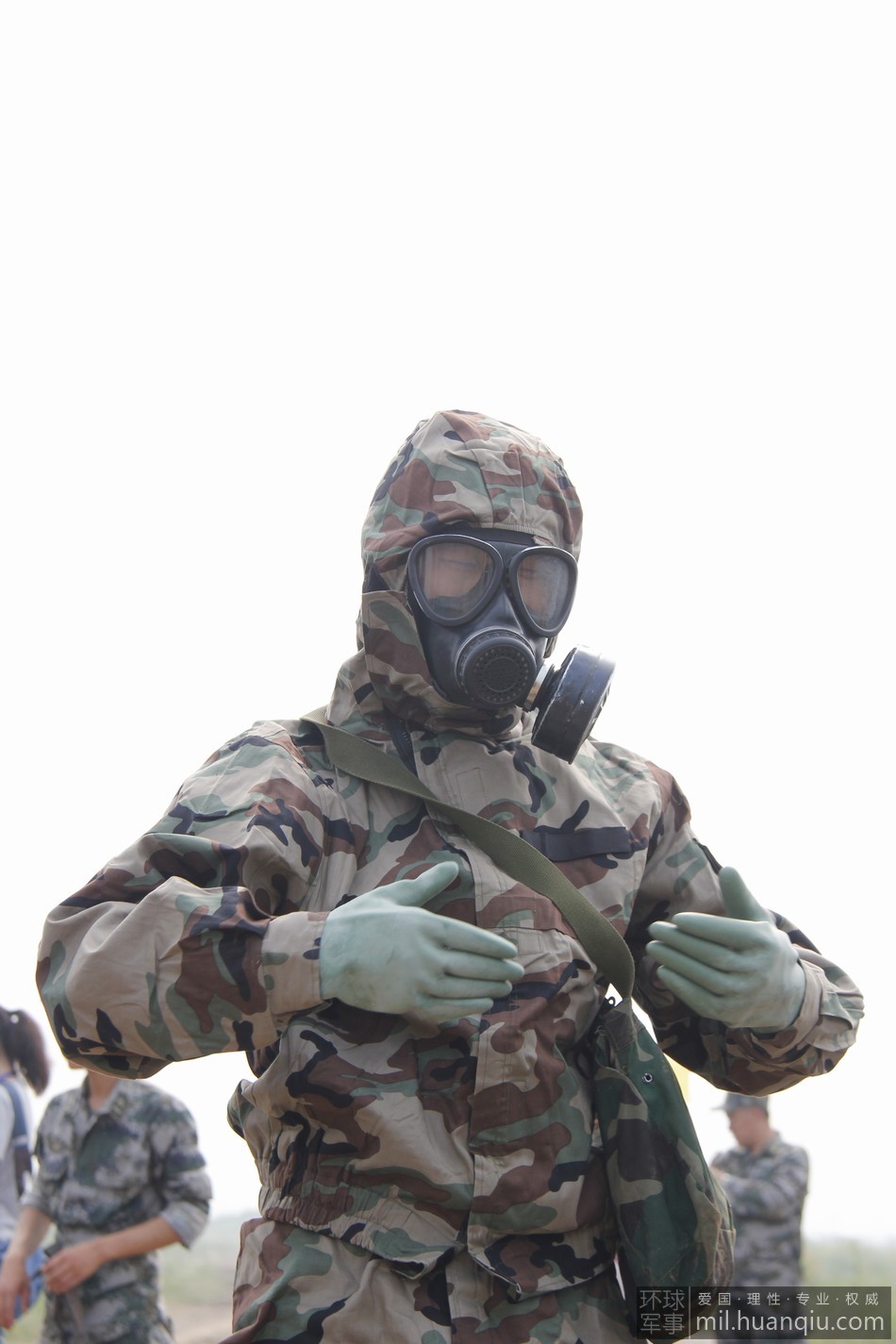 军用核生化防护服图片