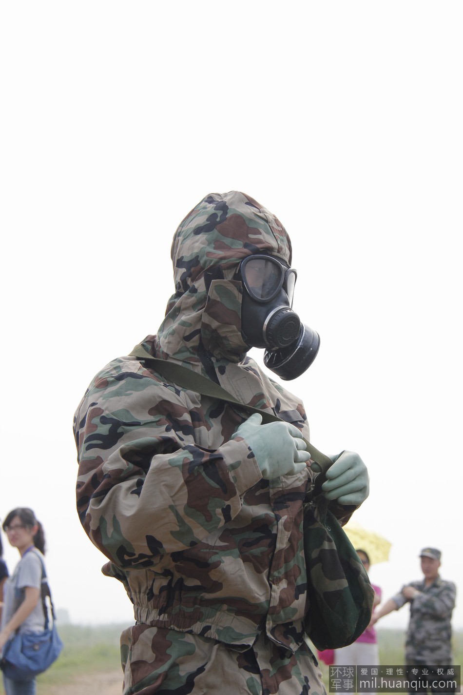 军训学生接受核生化防护训练
