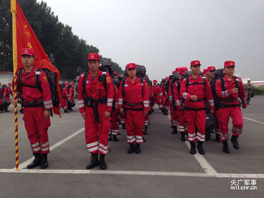 中国国际救援队一百人在机场集结