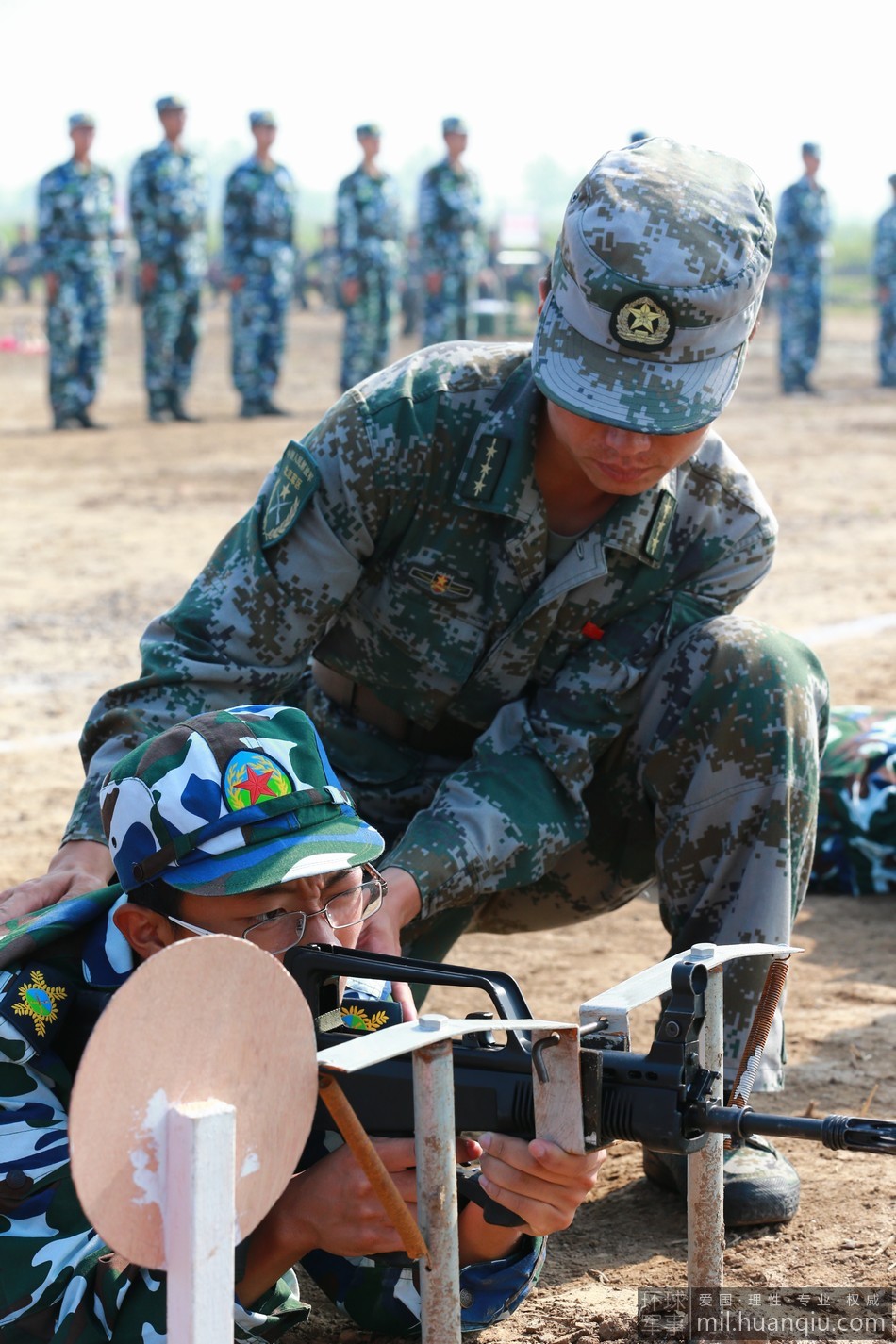 首届军事训练营学生持95式打靶