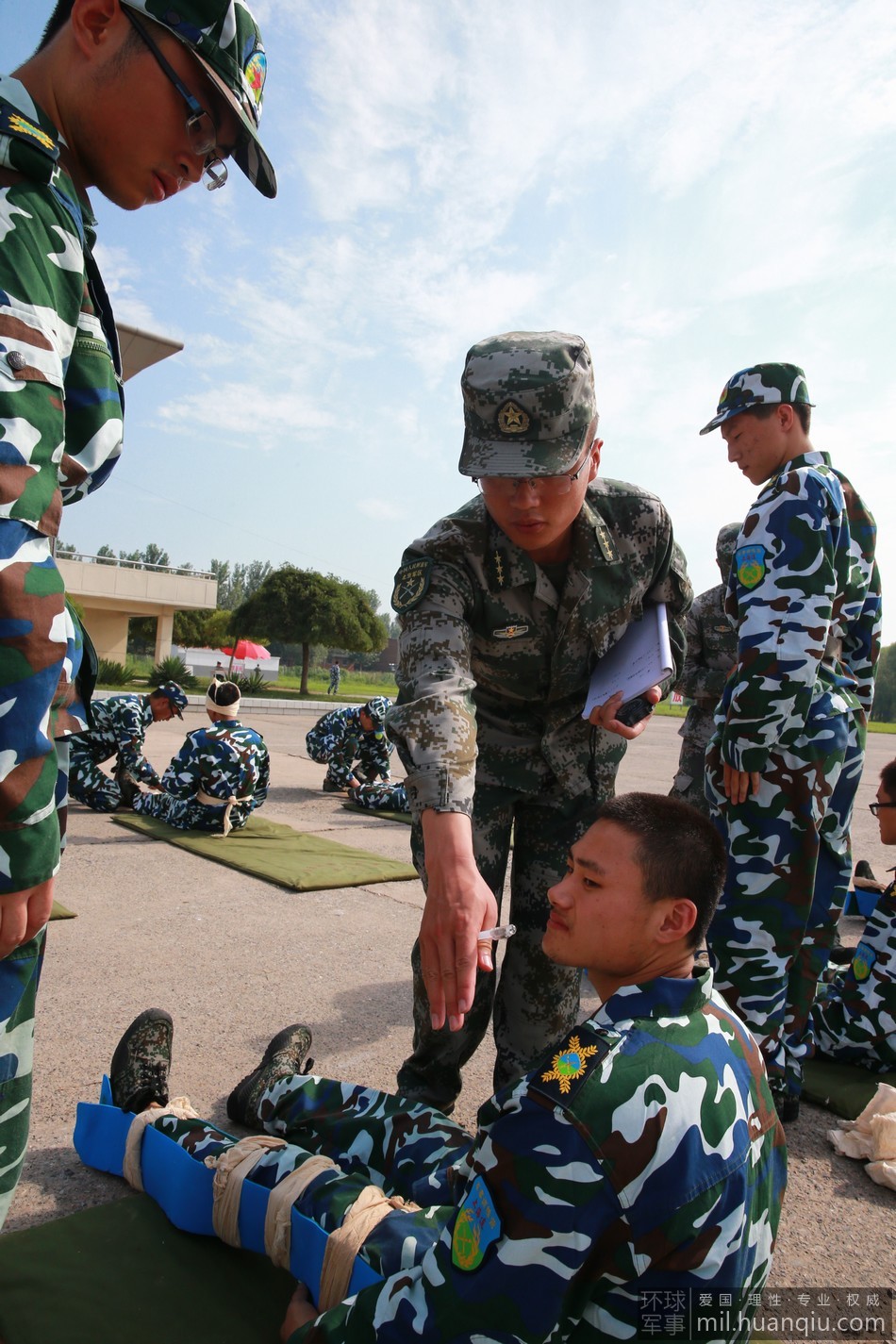 首届军事训练营学生持95式打靶