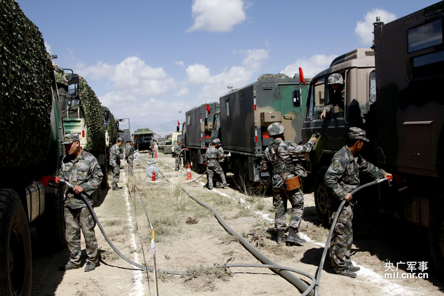 我军钢铁团4600米雪域高原练兵