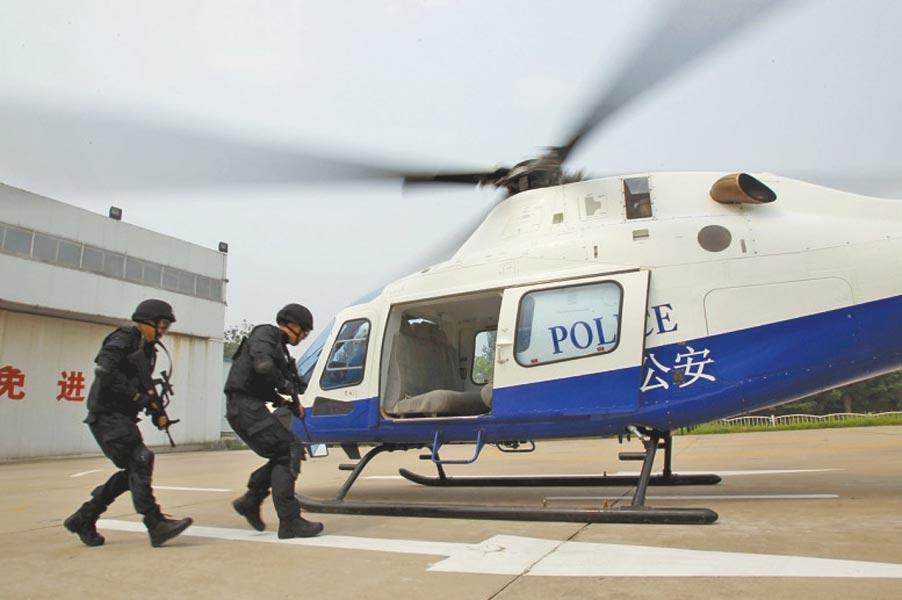 圖為特警登機. 圖片來源:大河網