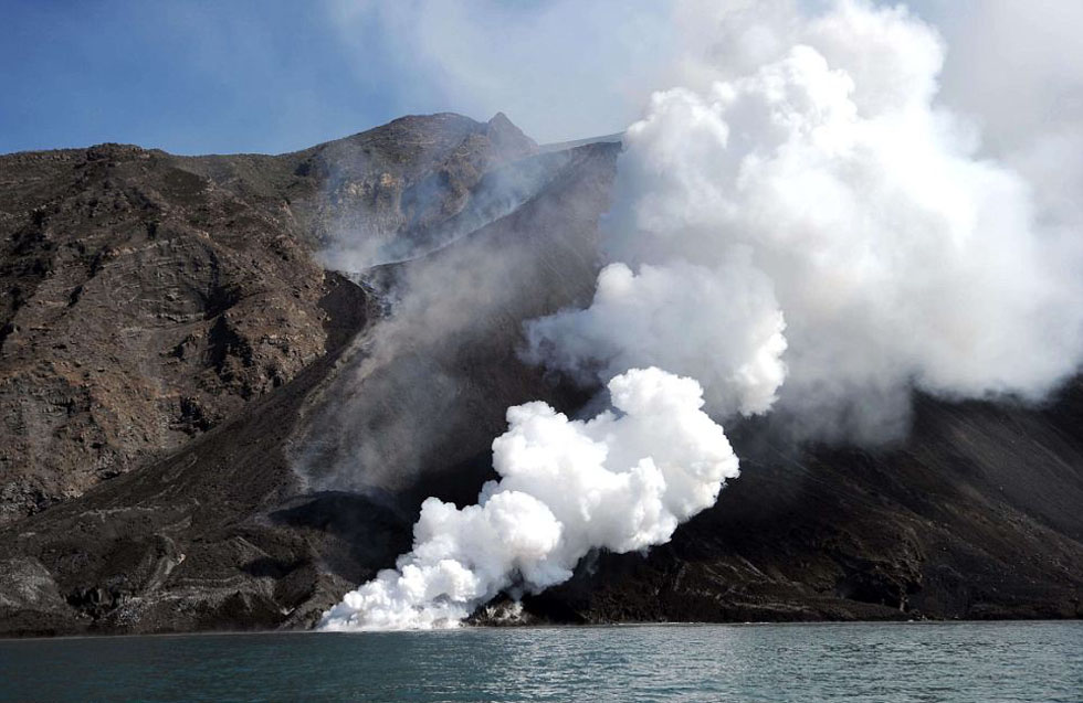 實拍意大利火山爆發震撼奇景岩漿如火龍入海