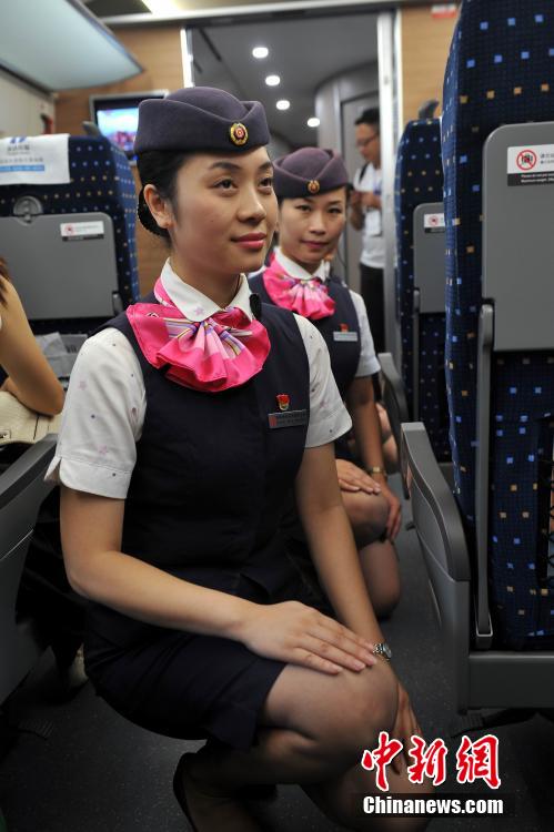 沪昆高铁靓丽"高姐"展示优雅礼仪动作