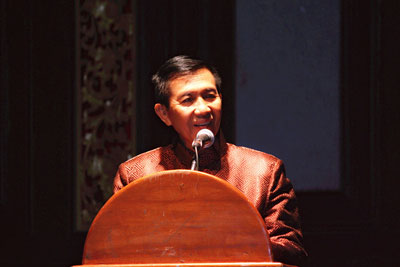 驻登巴萨总领事胡银全出席亲情中华艺术团晚会