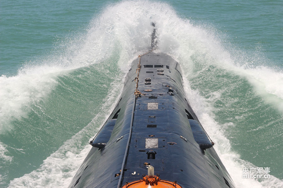 解放军潜艇在南海发射鱼雷画面