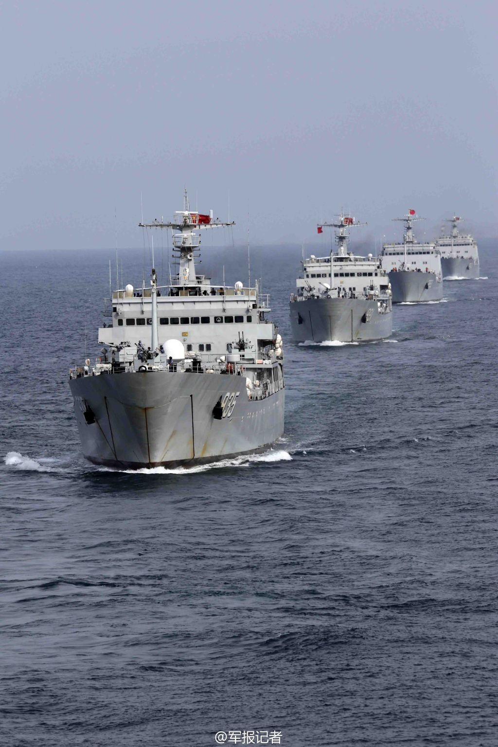 南海出现解放军登陆舰大编队