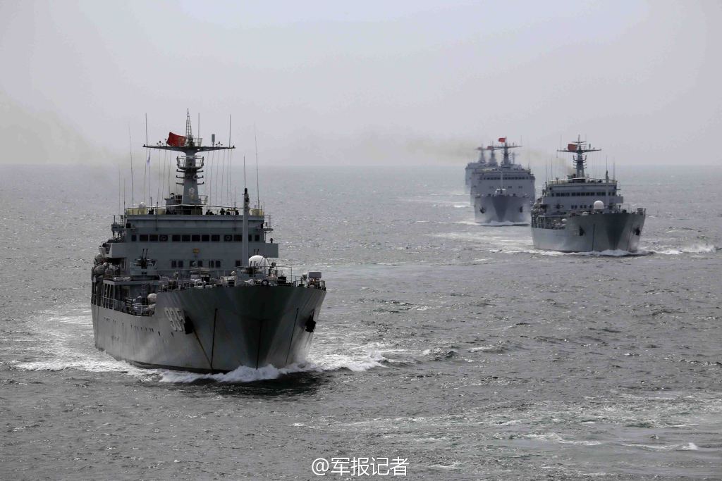南海出现解放军登陆舰大编队