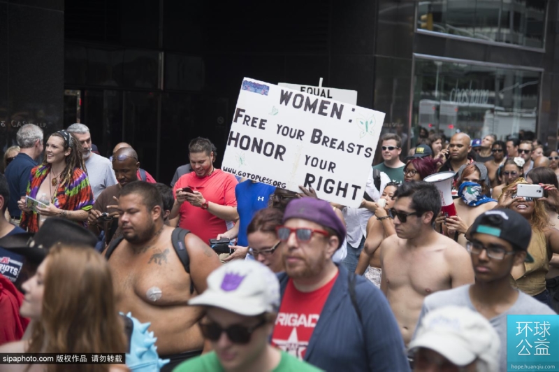 纽约民众裸露半身参与"上空日"游行 争取女性裸胸权