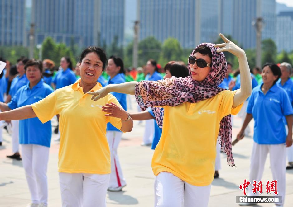 3000大妈齐聚济南奥体中心广场斗舞