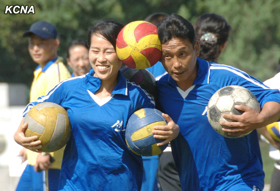 朝鲜青年学生赛摔跤打排球 欢度青年节