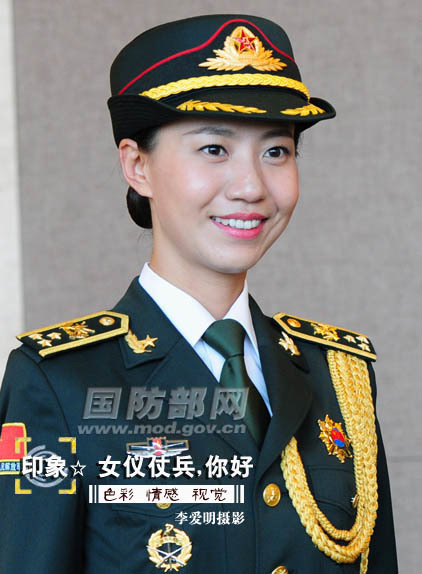 中國軍方公開女儀仗兵寫真照