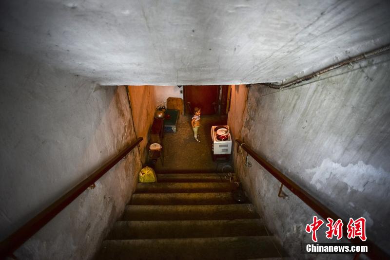 为躲避战火乌民众住进防空洞里