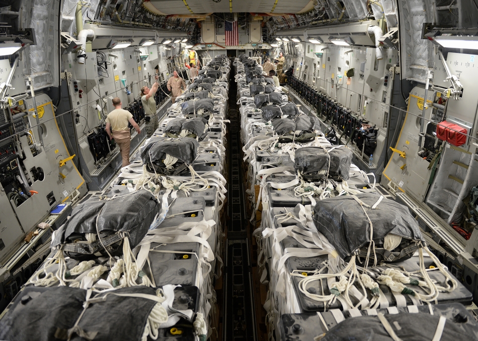美军c17在伊拉克空投人道物资