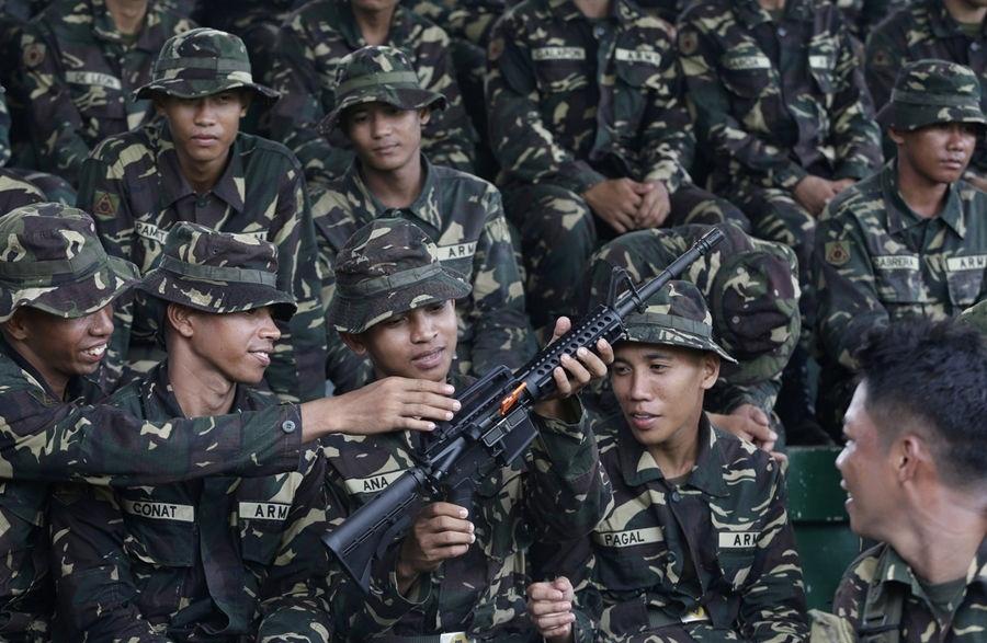 菲为士兵换装5万多支美国m4