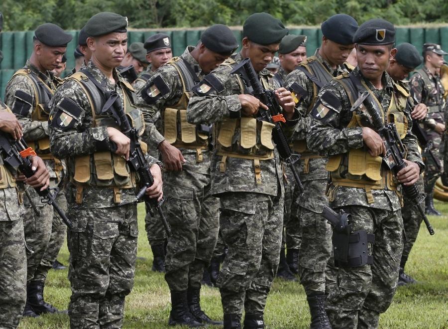 使用m4卡宾枪的菲律宾陆战队员.