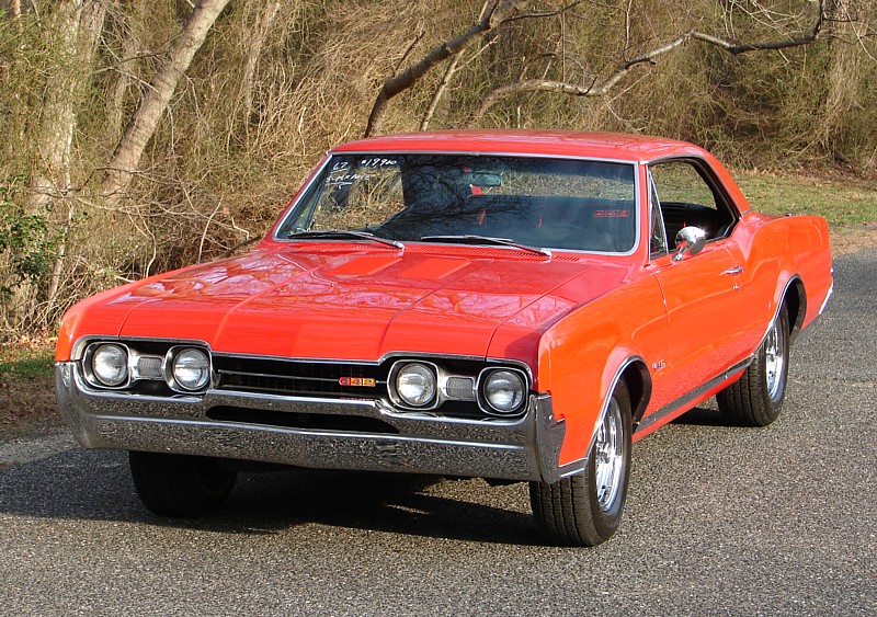 海号为了庆祝美国海军成立210周年弹射了一辆1967年款奥兹莫比尔442