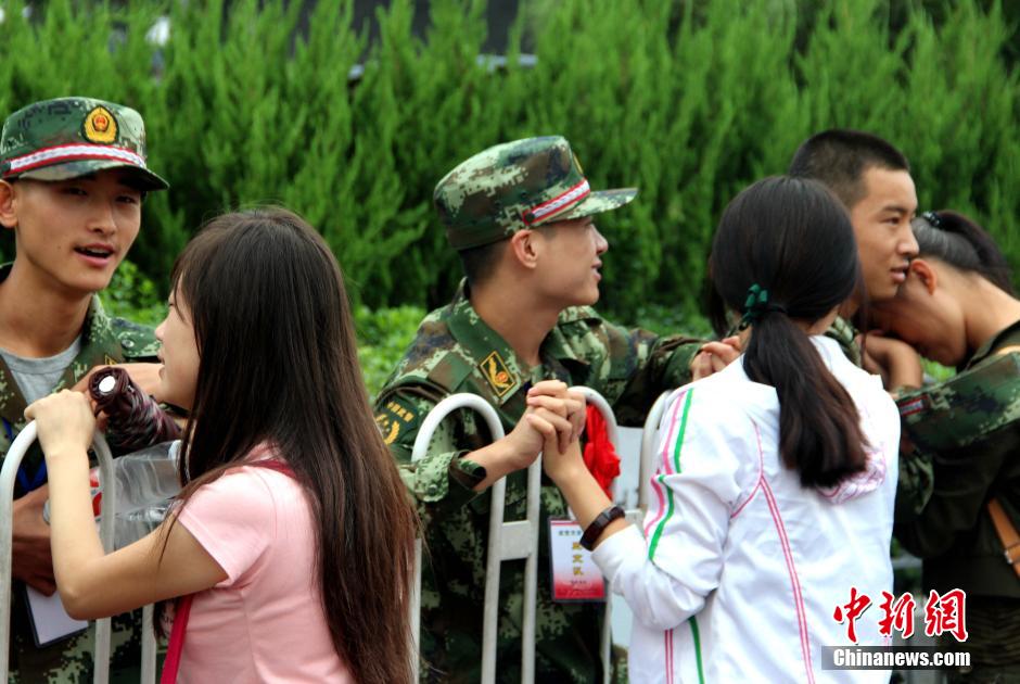 火车站上演送别新兵温情画面