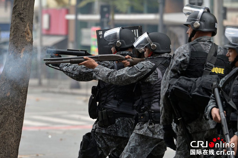 巴西特警重装驱逐无家可归人员
