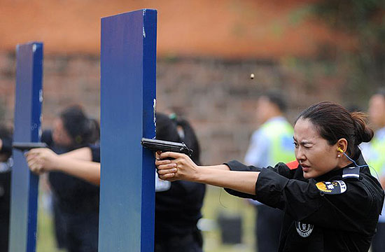 四川警察比武女警打枪姿势标准