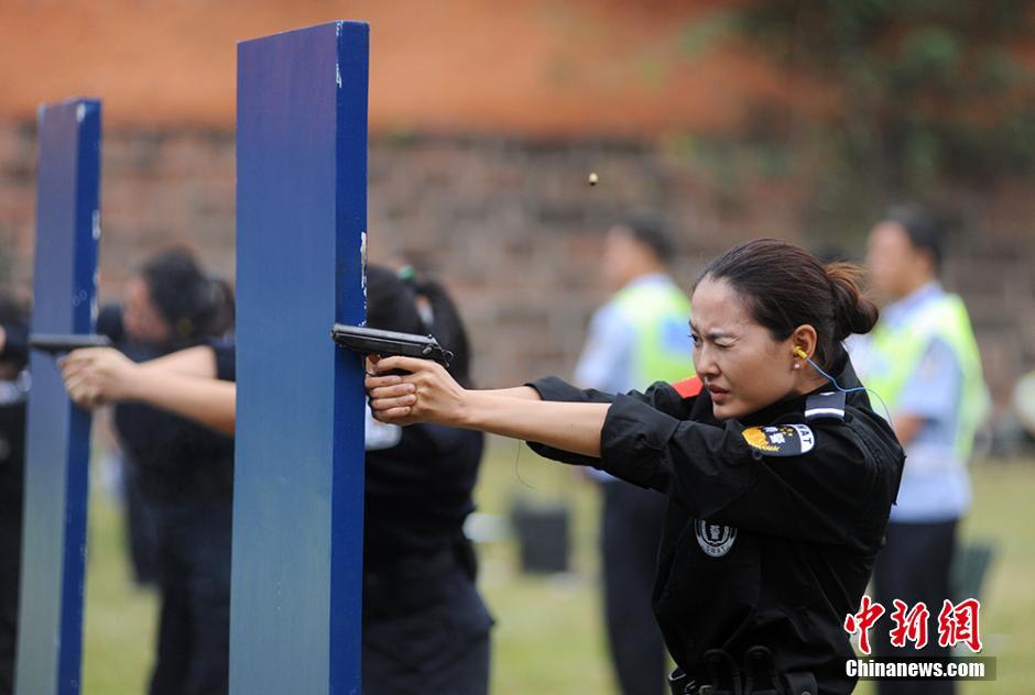 四川警察比武女警打枪姿势标准