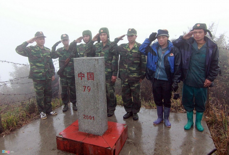 越南边防军翻山越岭巡逻边境