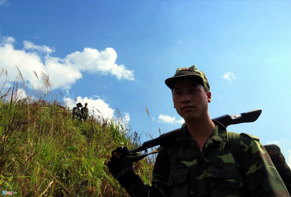 越南边防军翻山越岭巡逻边境