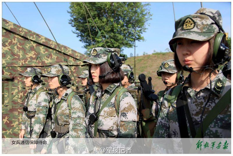 女通信兵背30多斤重装备演习