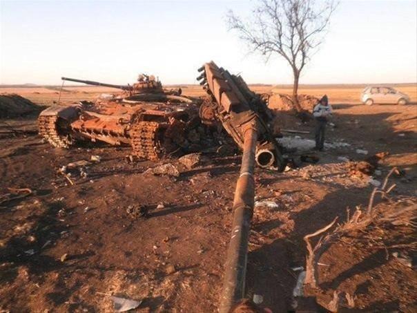 乌政府军疑似击毁俄t72坦克