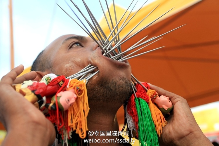 泰国吃斋节上的乩童以自残身体方式祈福