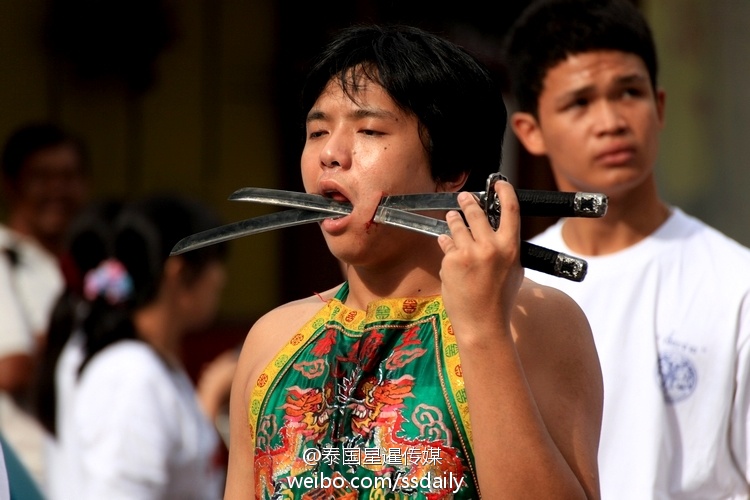 泰国吃斋节上的乩童以自残身体方式祈福