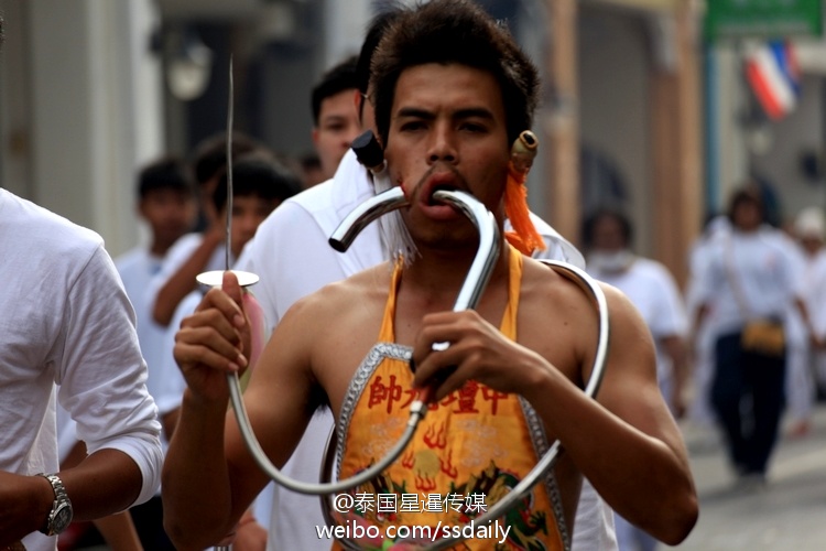 泰国吃斋节上的"乩童" 以自残身体方式祈福