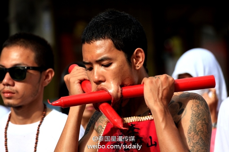 泰国吃斋节上的乩童以自残身体方式祈福